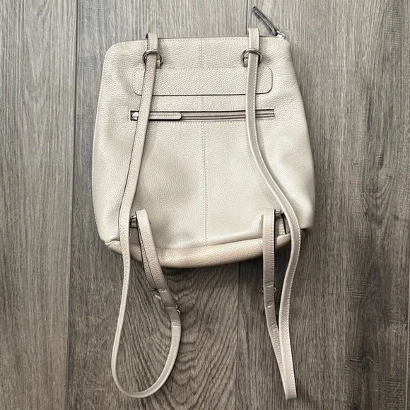 Clarks Pebbled Taupe/Beige Leather Convertible Backpack Shoulder Sling Bag Purse - Picture 2 of 5